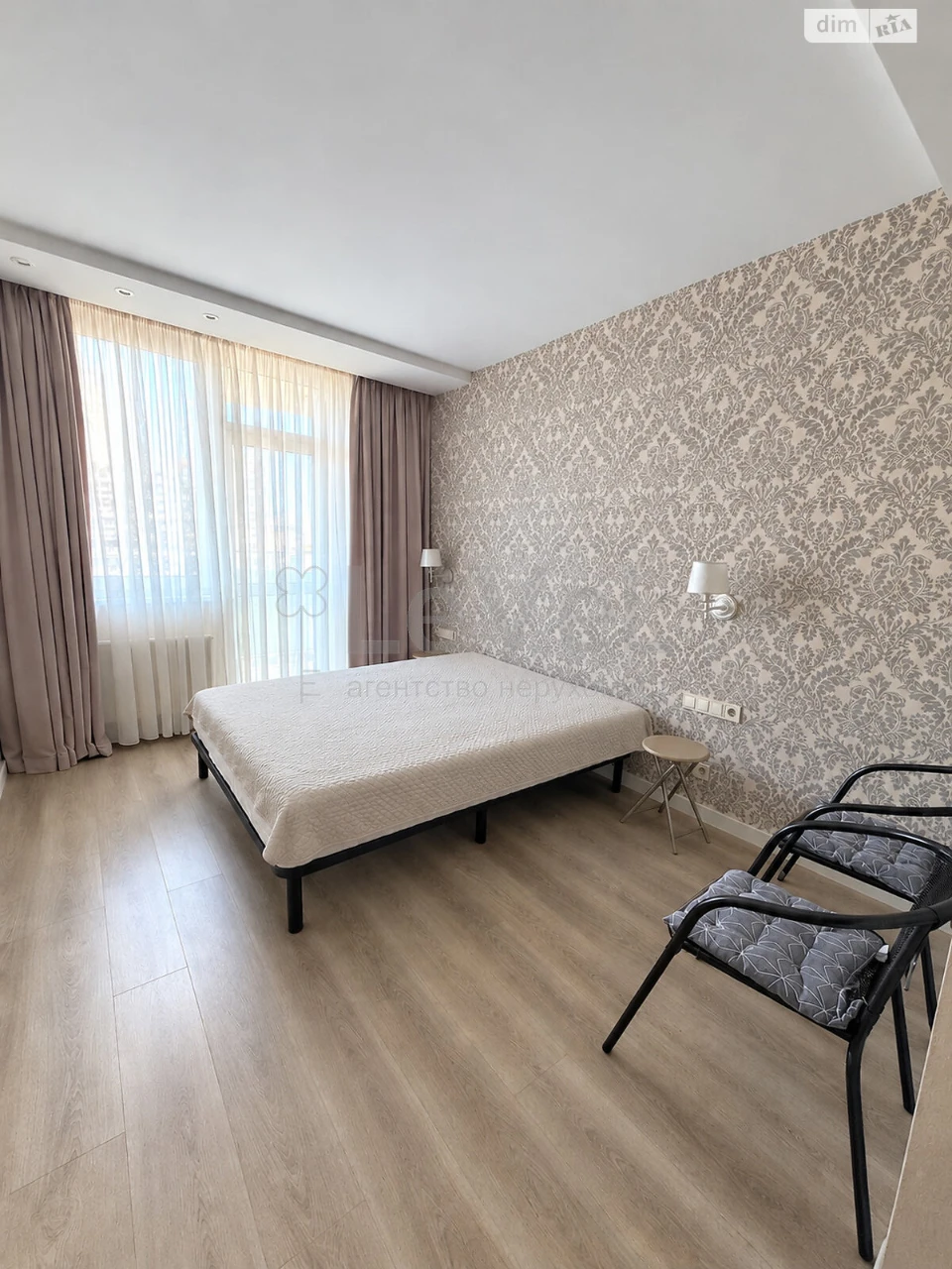 Apartment for Sale, Holosiiv