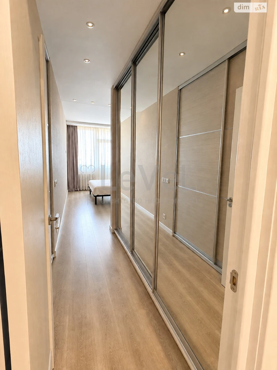 Apartment for Sale, Holosiiv