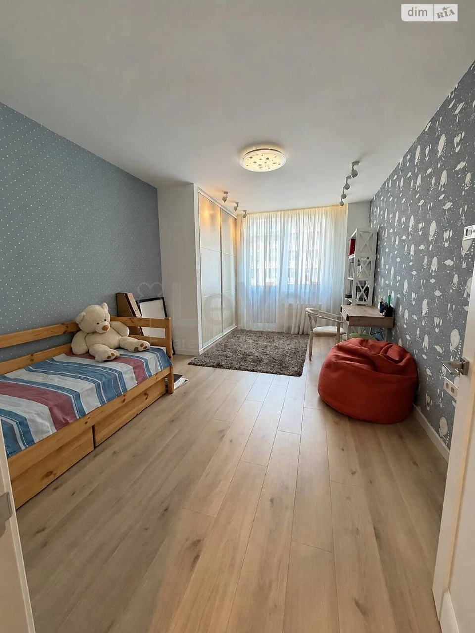 Apartment for Sale, Holosiiv