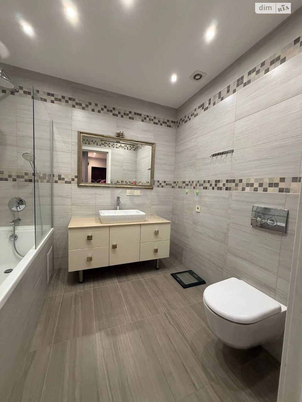 Apartment for Sale, Holosiiv