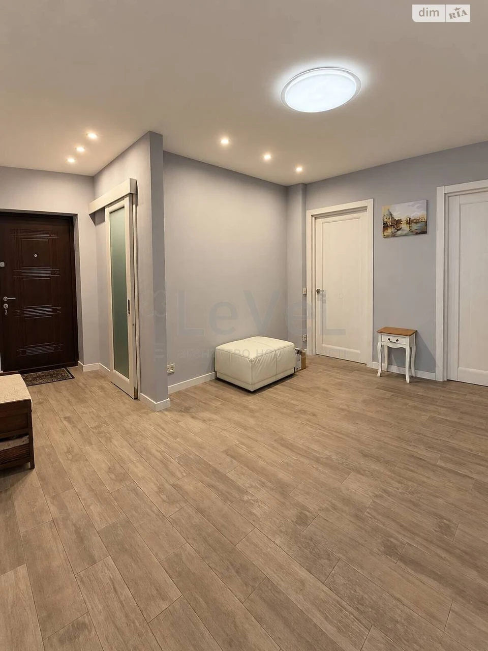 Apartment for Sale, Holosiiv