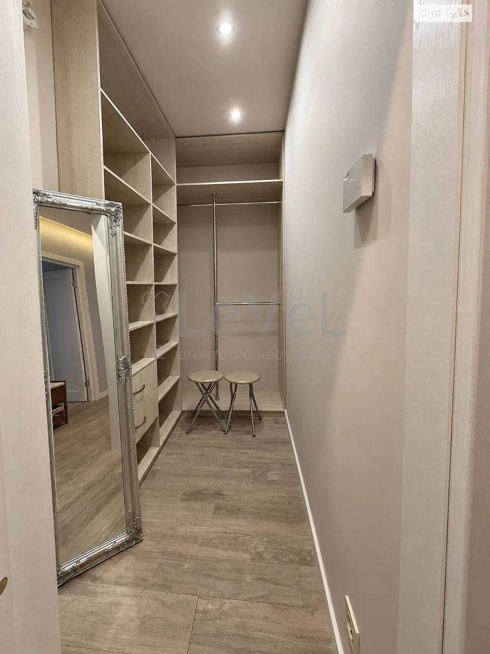 Apartment for Sale, Holosiiv