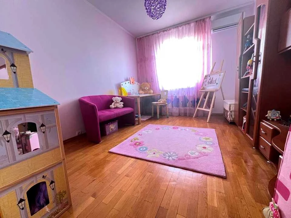 Квартира. Київ, вулиця Анни Ахматової