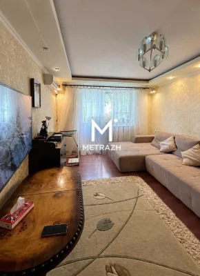 Продам 2-кімнатну квартиру з ремонтом неподалік від метро "Дворец"