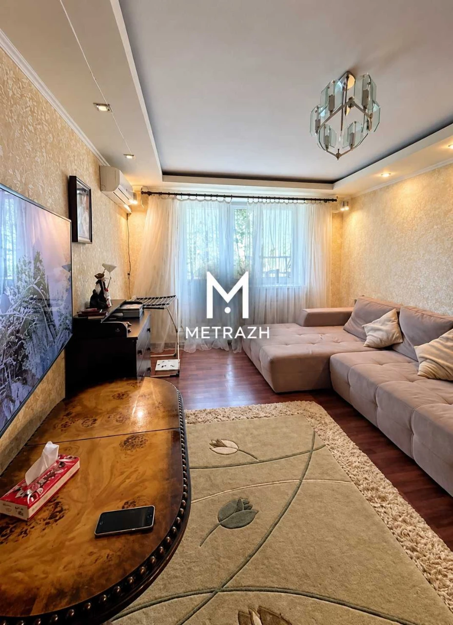 Продам 2-кімнатну квартиру з ремонтом неподалік від метро "Дворец"