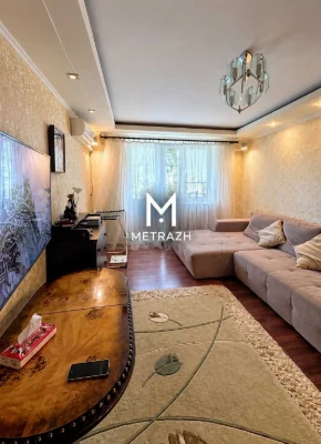 Продам 2-кімнатну квартиру з ремонтом неподалік від метро "Дворец"
