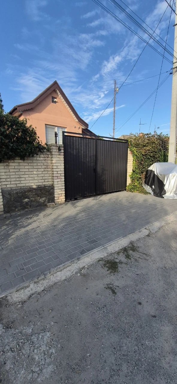 For Sale: House in Kommunarov District