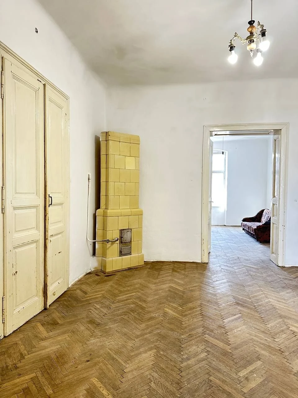 For sale: 3-room apartment in the center near Sobornaya Square