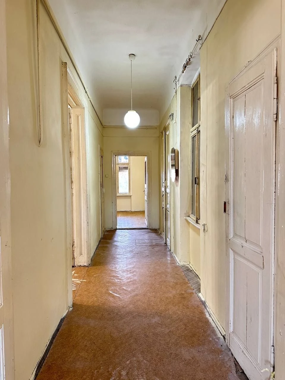 For sale: 3-room apartment in the center near Sobornaya Square