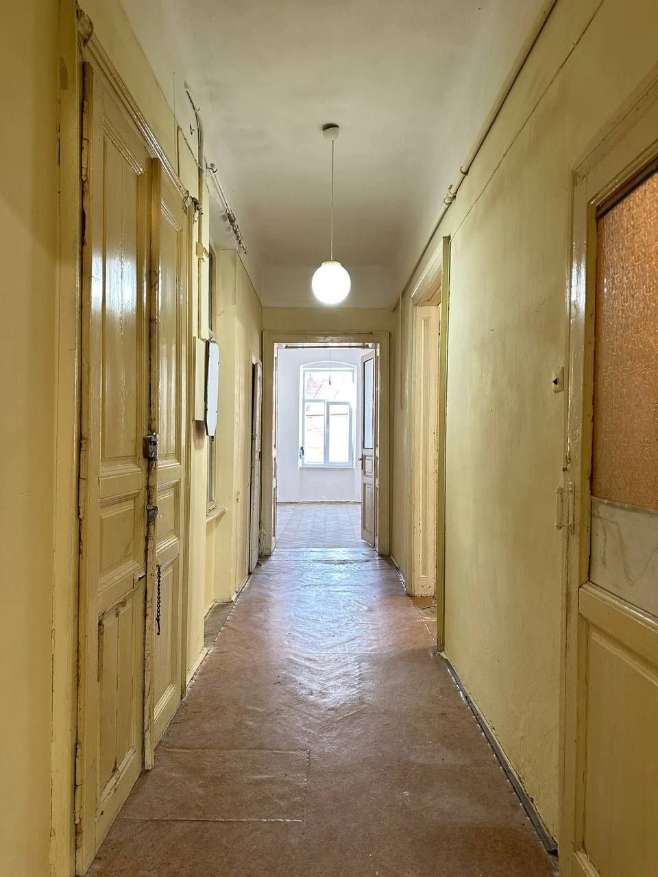 For sale: 3-room apartment in the center near Sobornaya Square