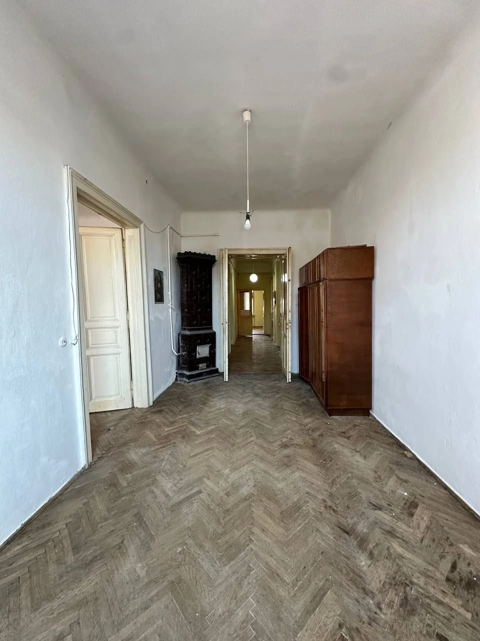For sale: 3-room apartment in the center near Sobornaya Square