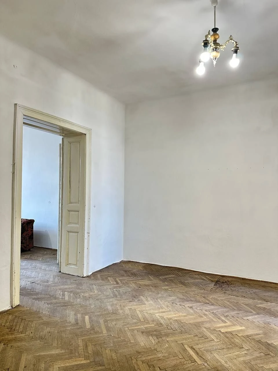 For sale: 3-room apartment in the center near Sobornaya Square