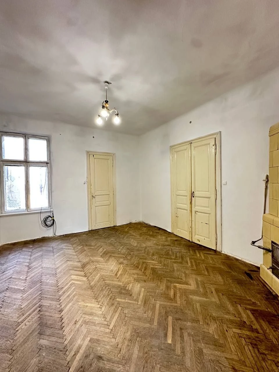 For sale: 3-room apartment in the center near Sobornaya Square