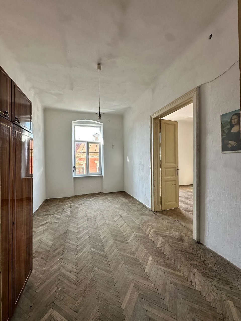 For sale: 3-room apartment in the center near Sobornaya Square