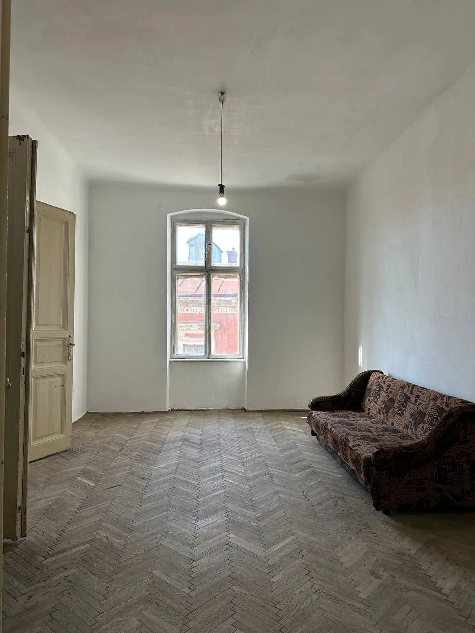 For sale: 3-room apartment in the center near Sobornaya Square