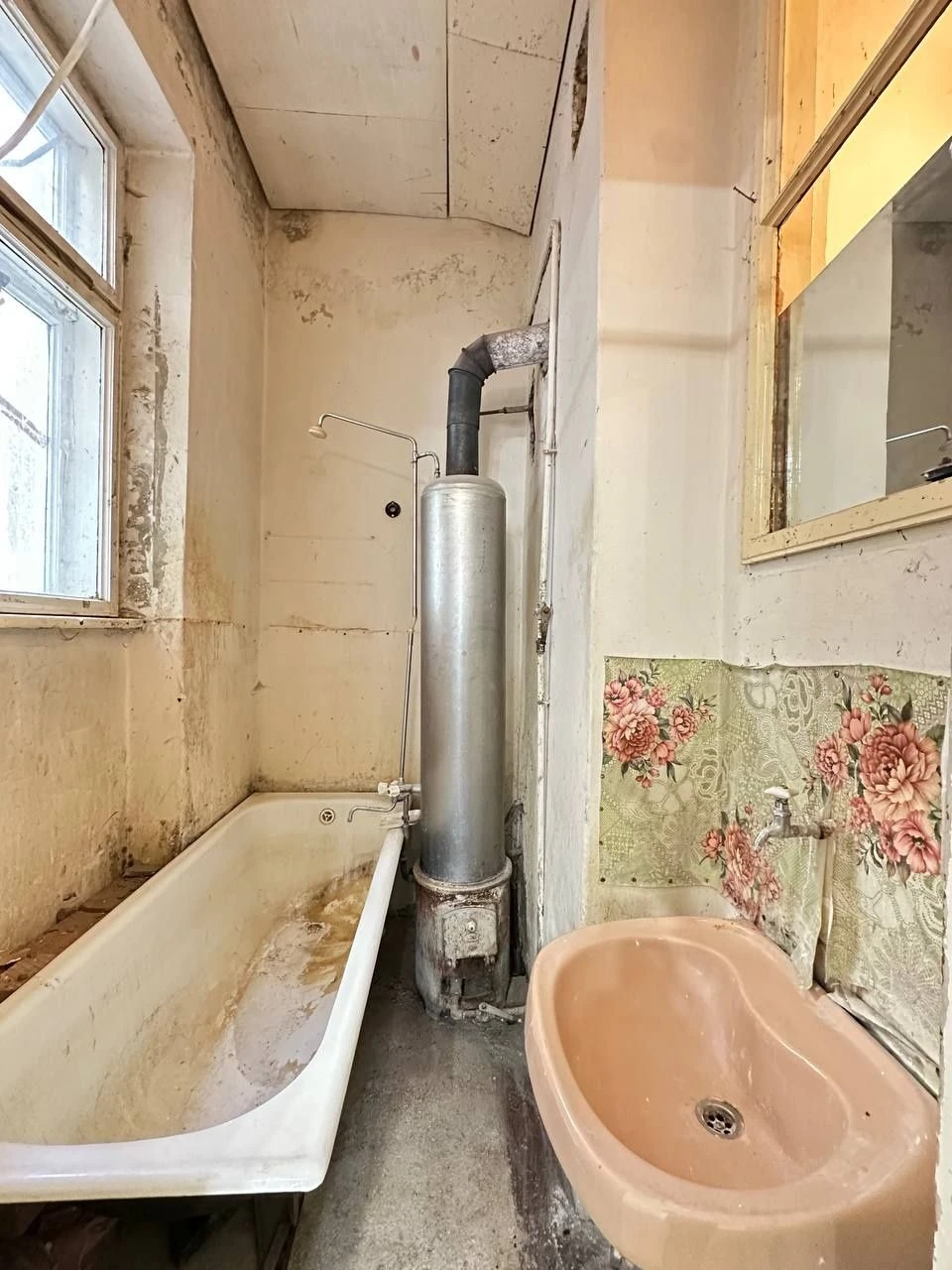 For sale: 3-room apartment in the center near Sobornaya Square