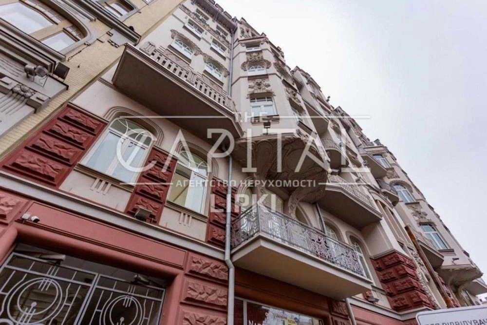 An apartment in the historic center of Kyiv is being offered for sale.