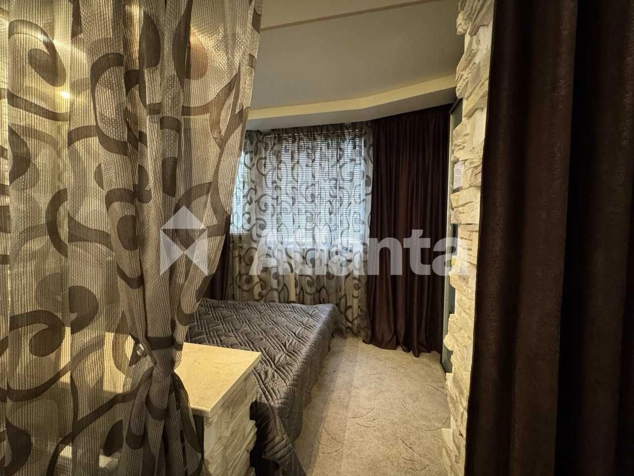 One-bedroom apartment on William's Middle Floor South