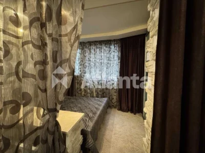 One-bedroom apartment on William's Middle Floor South