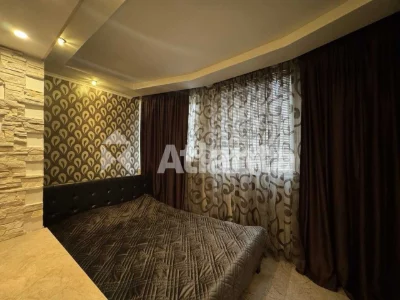One-bedroom apartment on William's Middle Floor South
