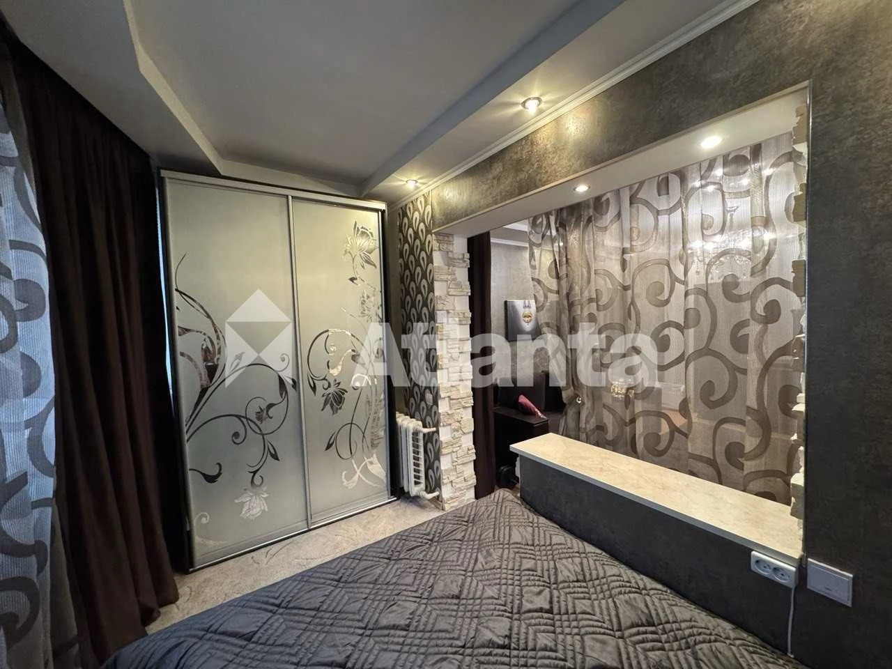 One-bedroom apartment on William's Middle Floor South