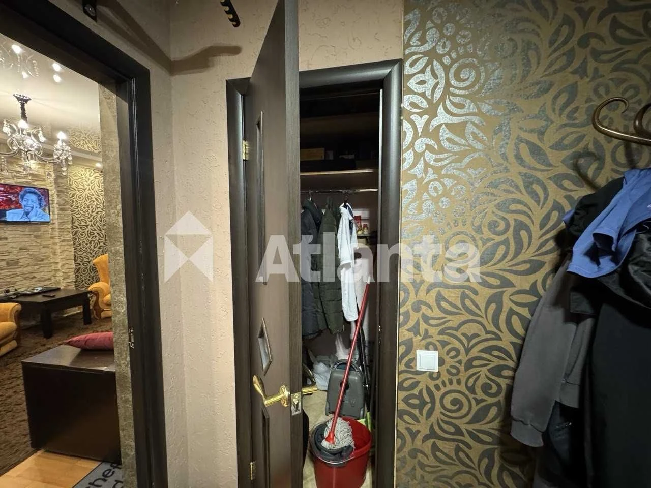 One-bedroom apartment on William's Middle Floor South