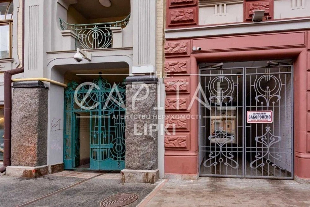 An apartment in the historic center of Kyiv is being offered for sale.