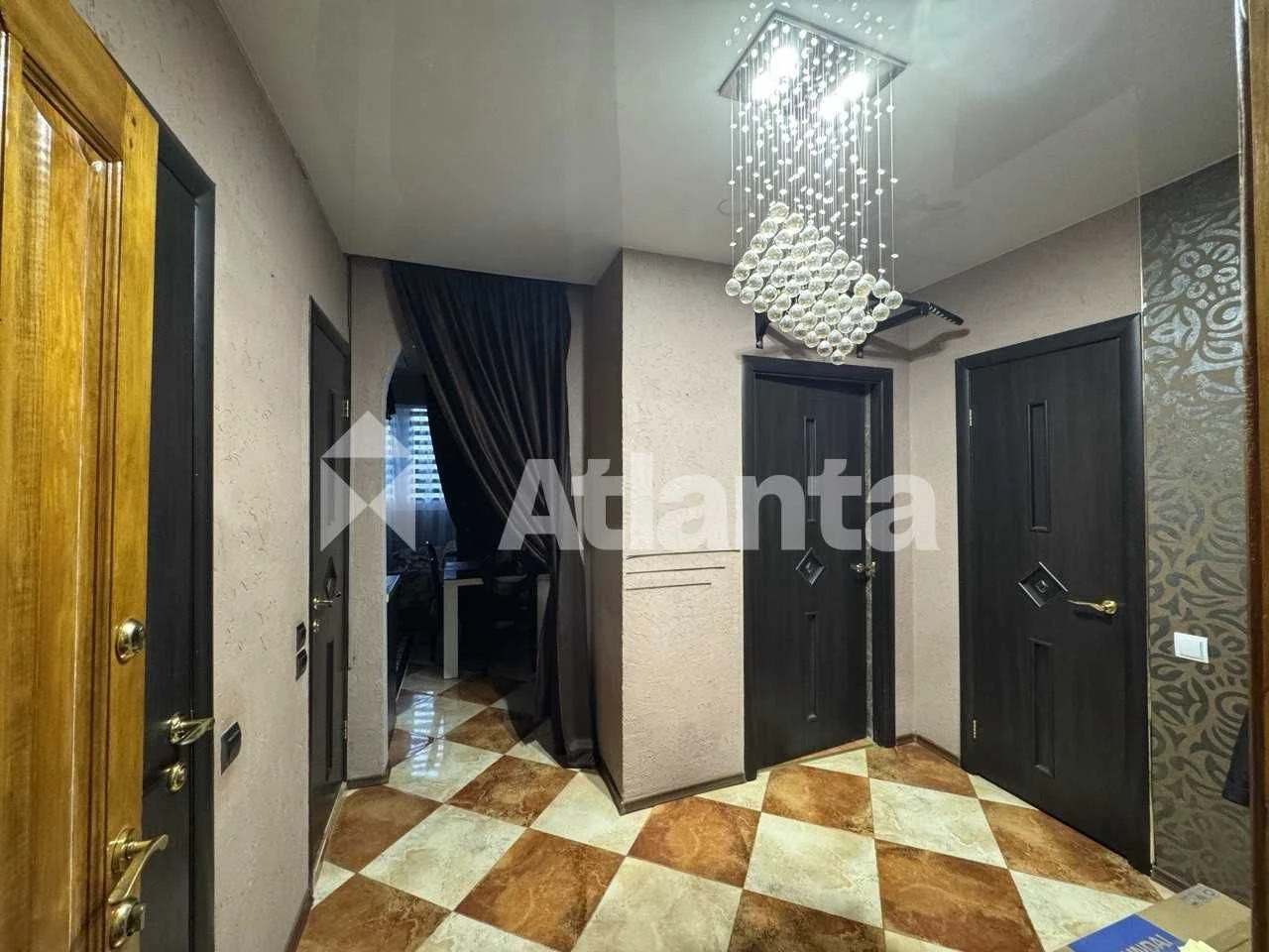 One-bedroom apartment on William's Middle Floor South