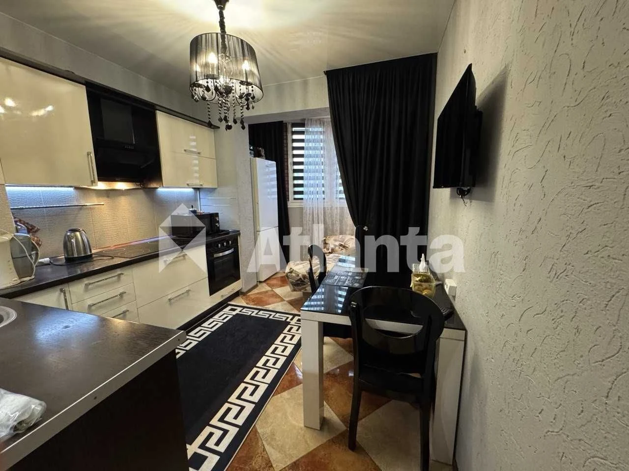 One-bedroom apartment on William's Middle Floor South