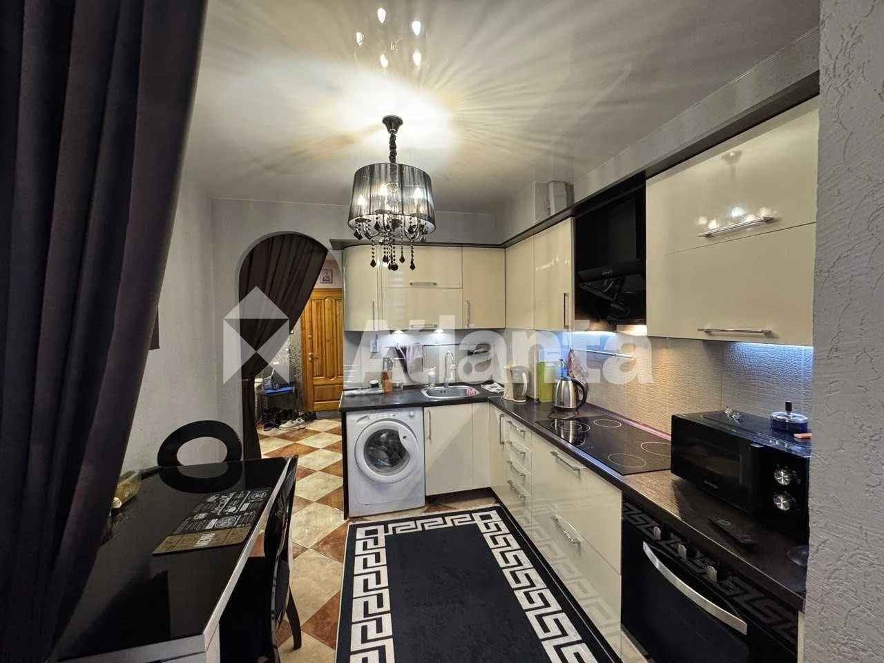 One-bedroom apartment on William's Middle Floor South