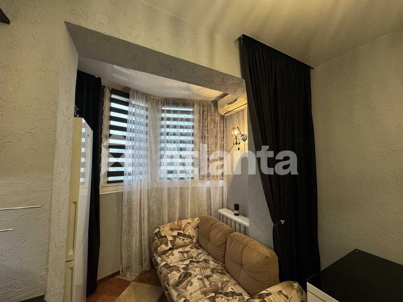 One-bedroom apartment on William's Middle Floor South