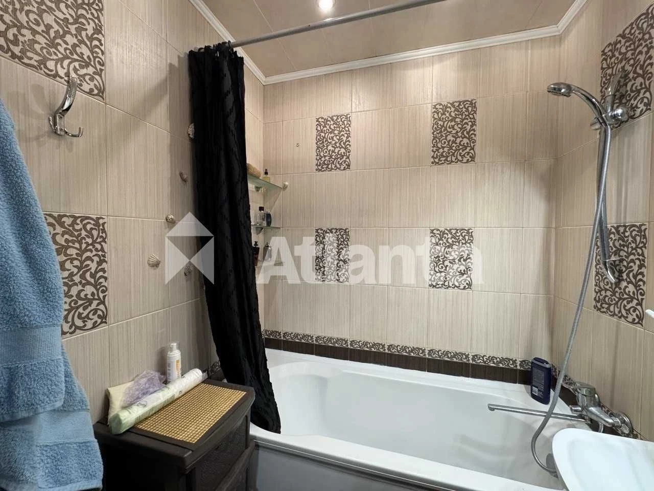 One-bedroom apartment on William's Middle Floor South