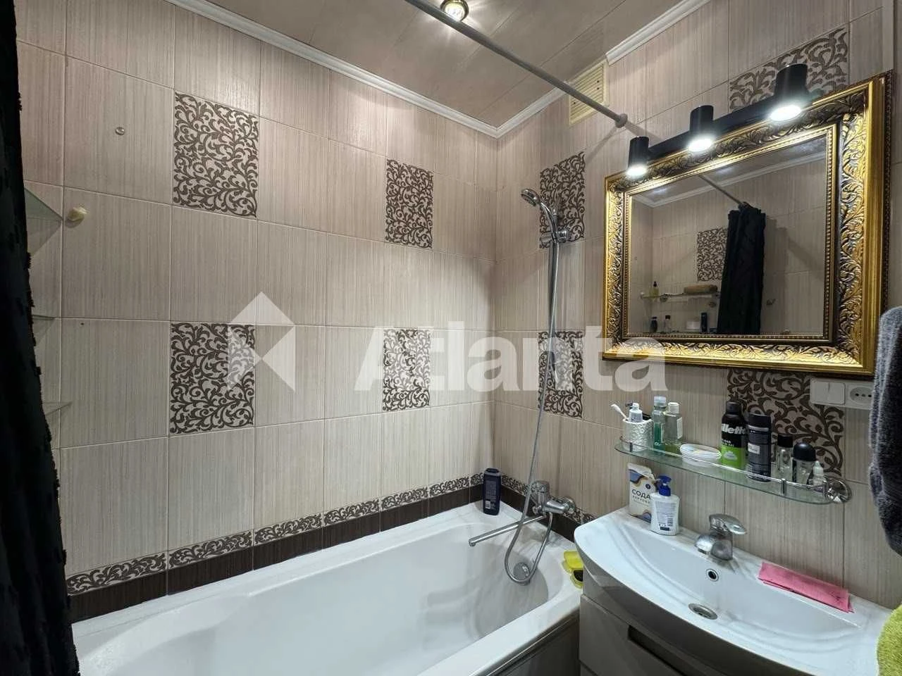 One-bedroom apartment on William's Middle Floor South