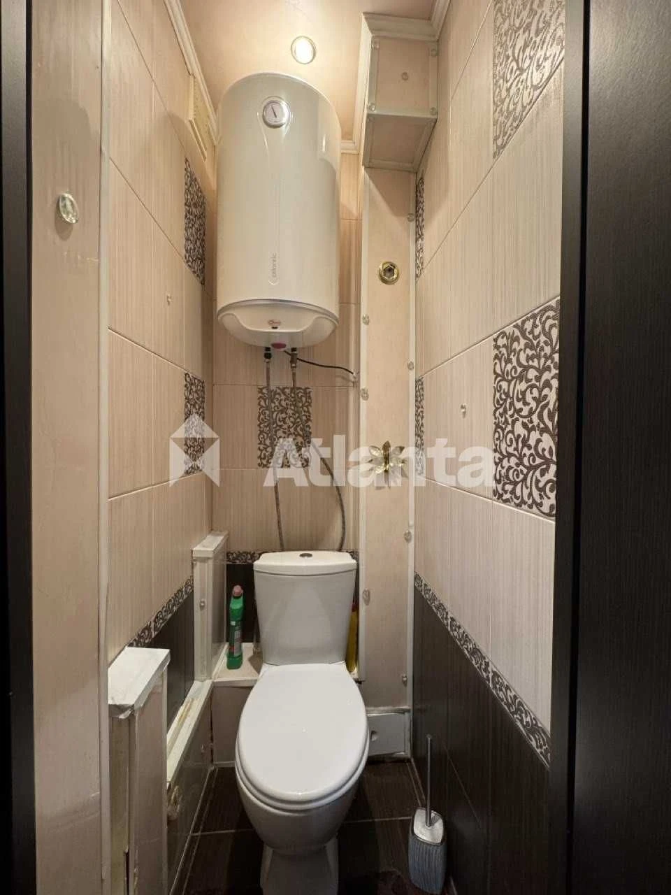 One-bedroom apartment on William's Middle Floor South