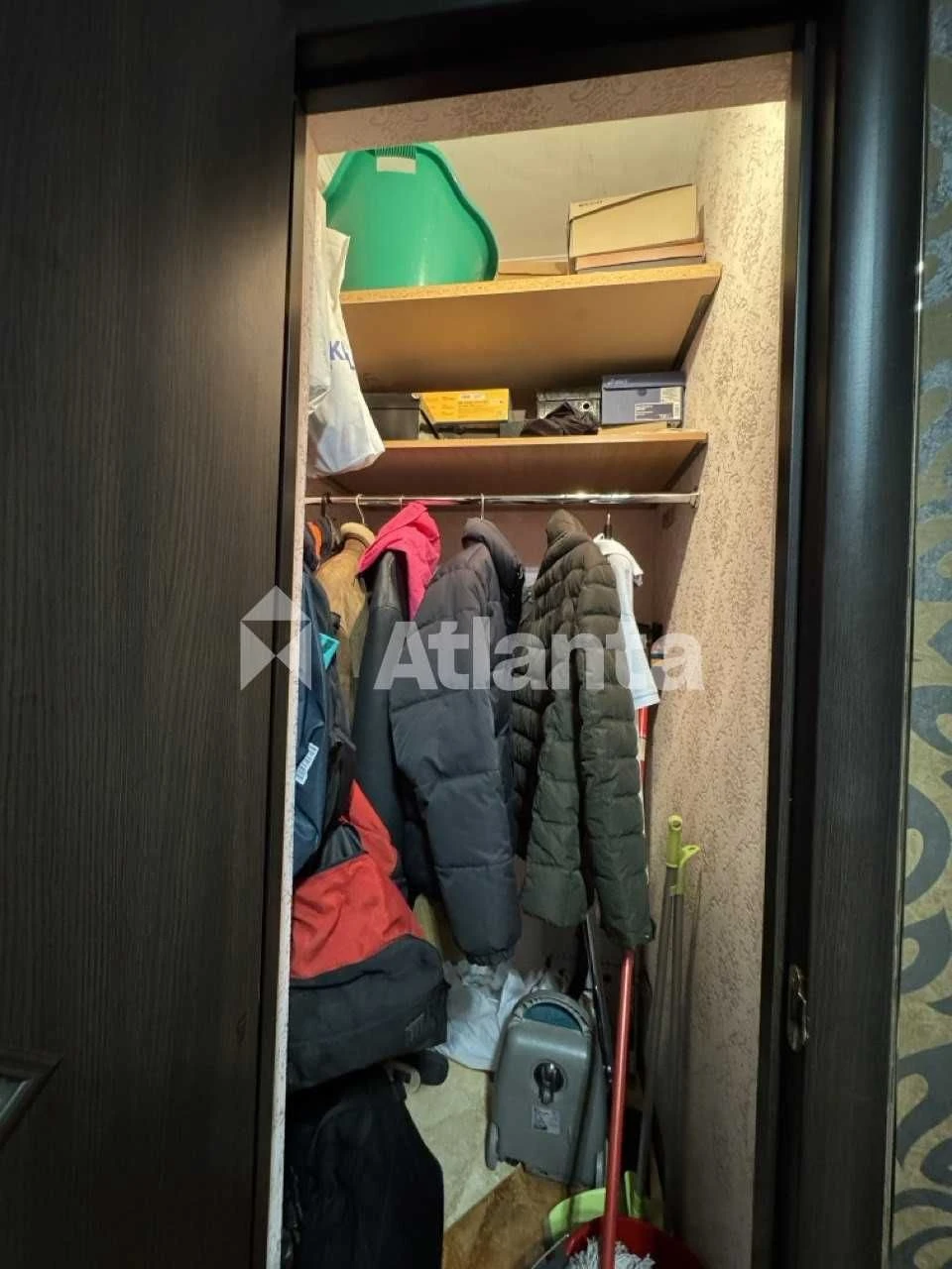 One-bedroom apartment on William's Middle Floor South