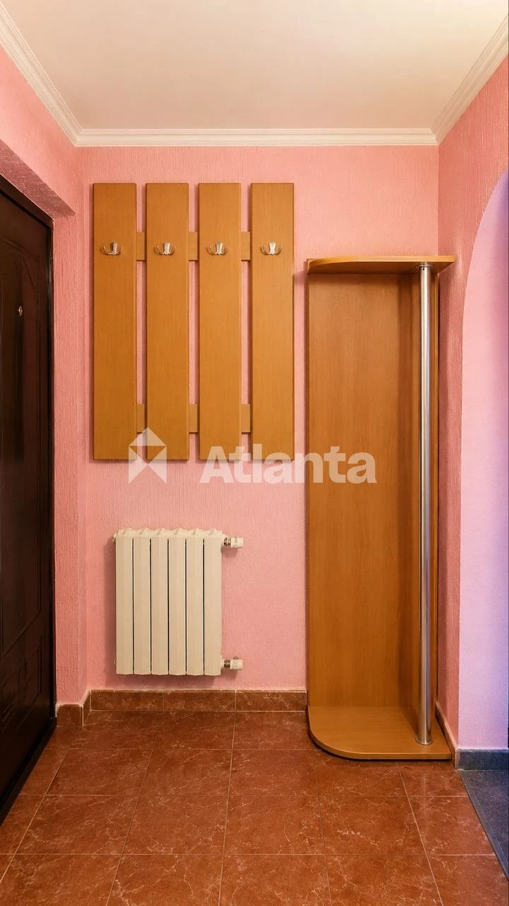 2-bedroom apartment on the ground. Renovation. Slobodka.