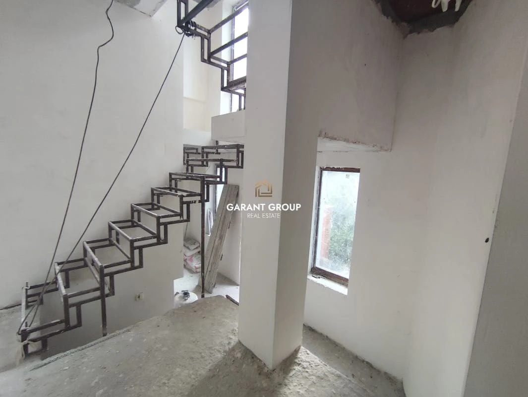 Large House/Guest House/8 acres