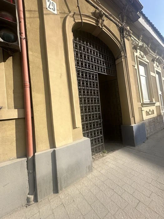 Продаж 2-ох кімнатної квартири півособнячного типу Центр вул