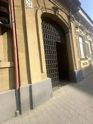 Продаж 2-ох кімнатної квартири півособнячного типу Центр вул