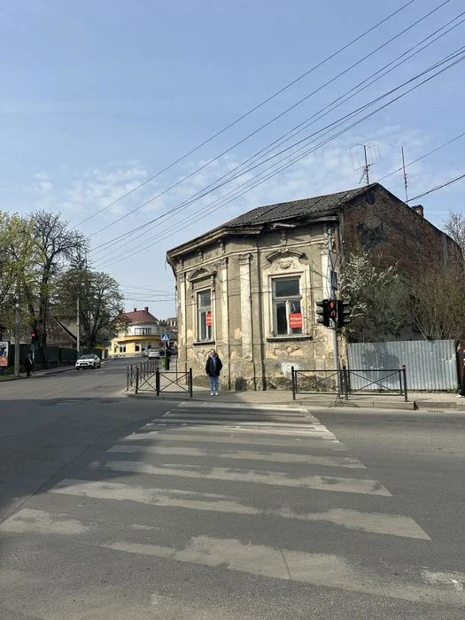 Продаж 2-ох кімнатної квартири півособнячного типу Центр вул