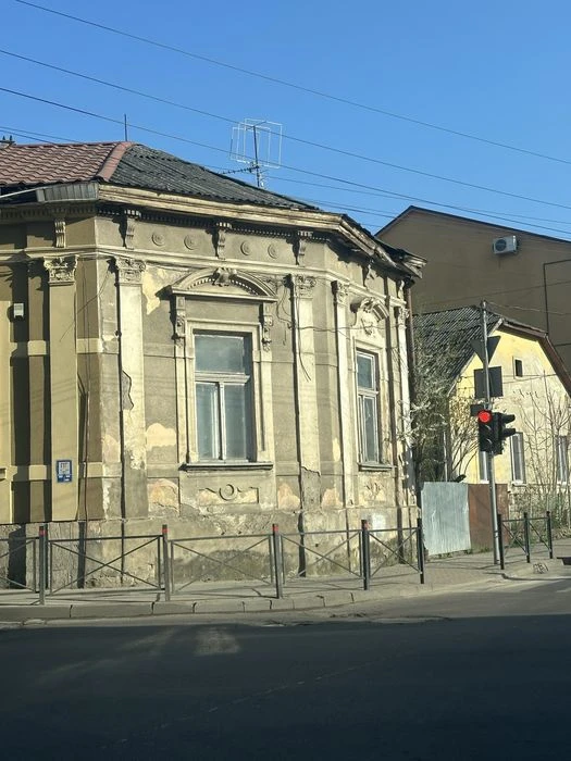 Продаж 2-ох кімнатної квартири півособнячного типу Центр вул