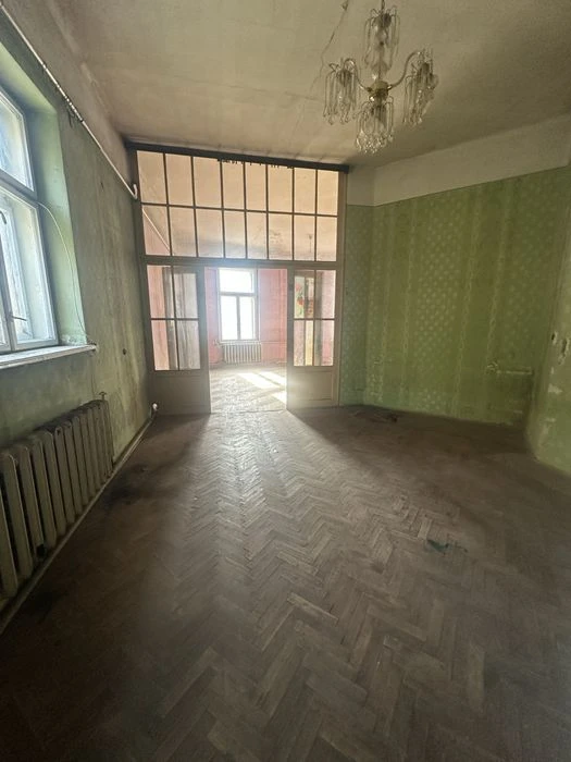 Продаж 2-ох кімнатної квартири півособнячного типу Центр вул