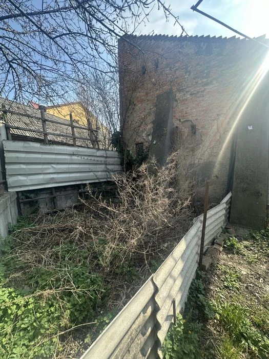 Продаж 2-ох кімнатної квартири півособнячного типу Центр вул