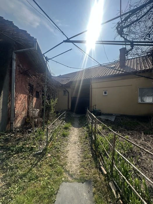 Продаж 2-ох кімнатної квартири півособнячного типу Центр вул