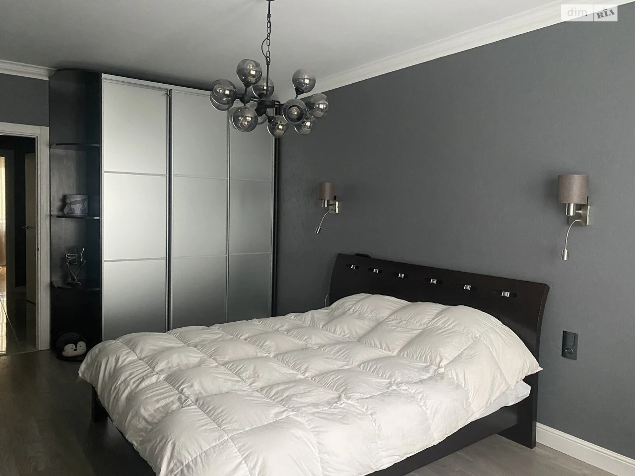 Long-Term Rental Apartment, Poczynki