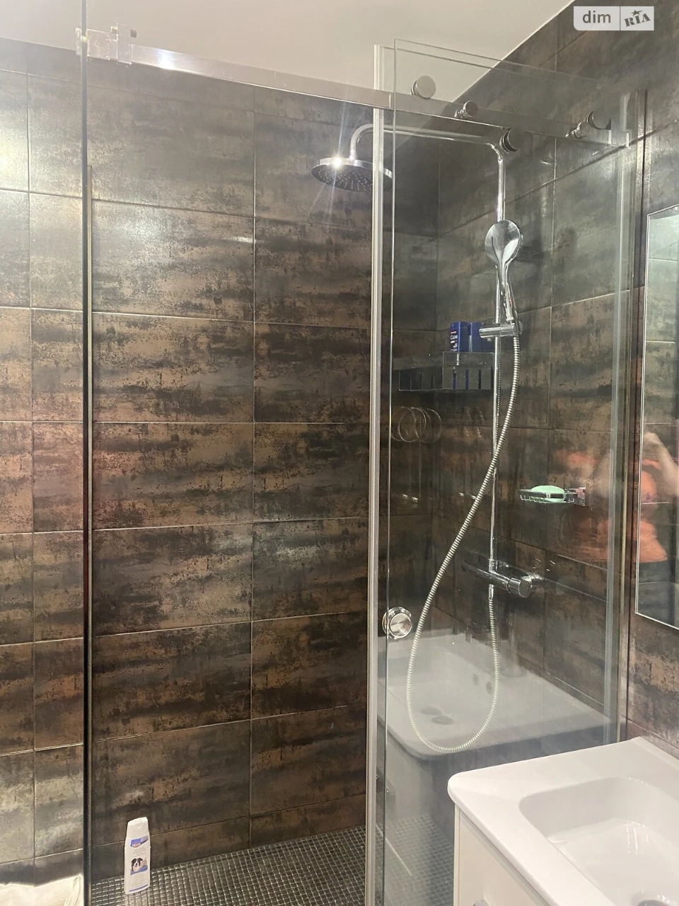 Long-Term Rental Apartment, Poczynki