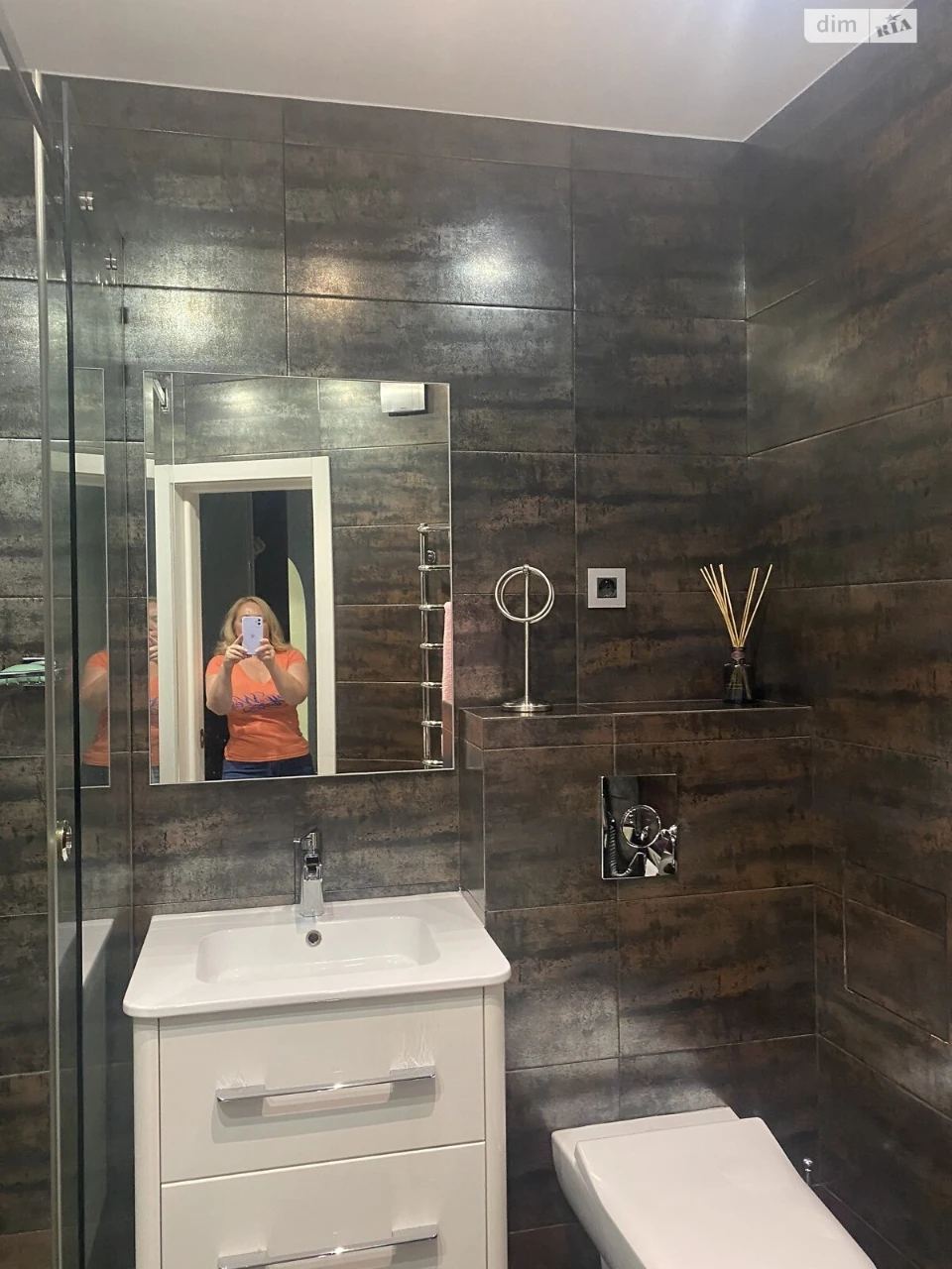 Long-Term Rental Apartment, Poczynki