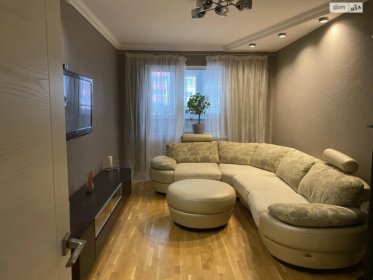 Long-Term Rental Apartment, Poczynki