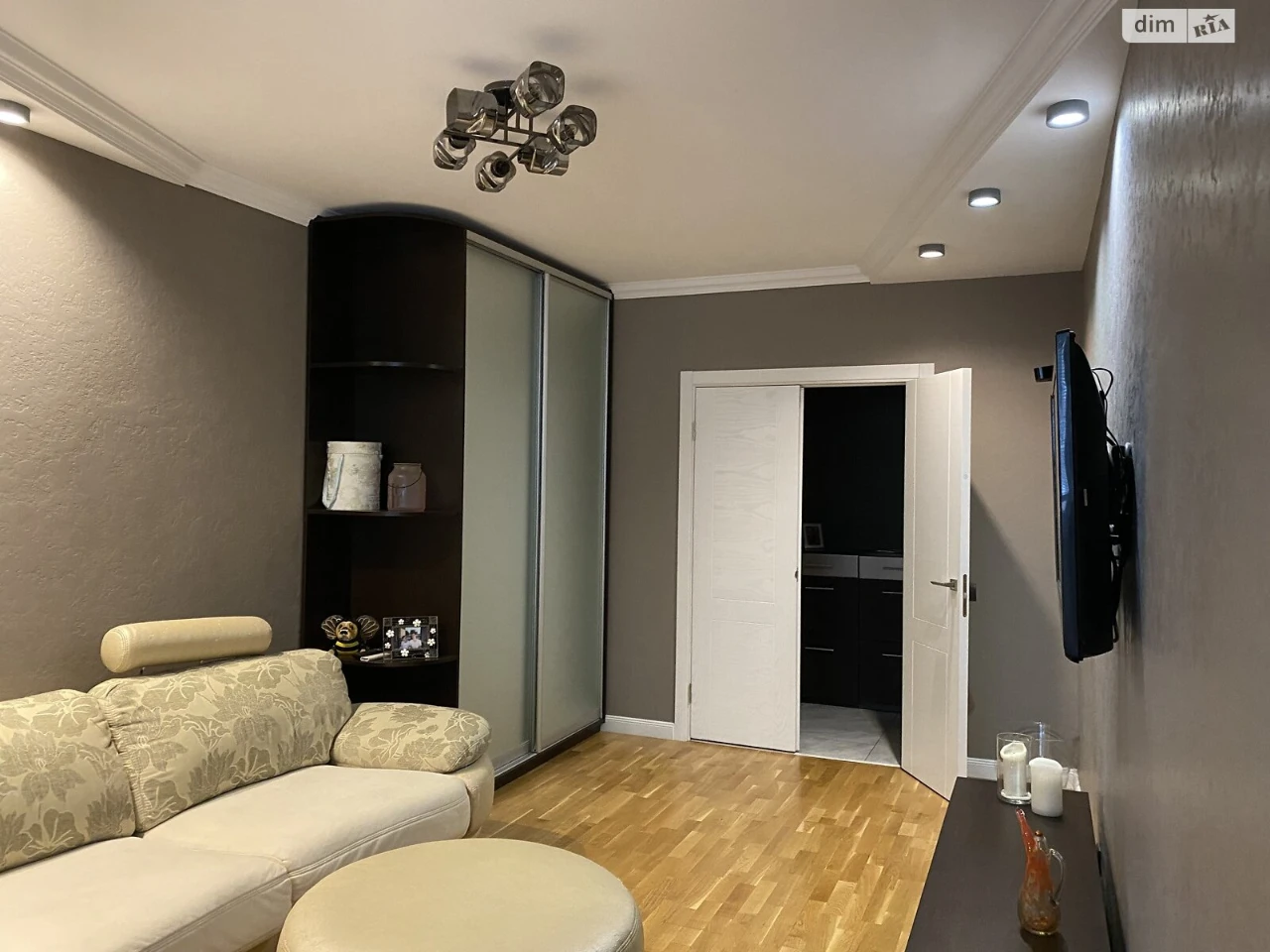 Long-Term Rental Apartment, Poczynki