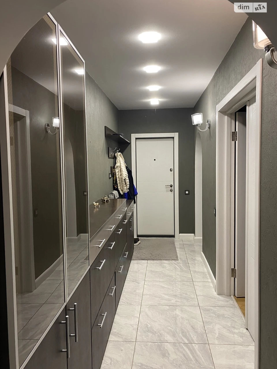 Long-Term Rental Apartment, Poczynki
